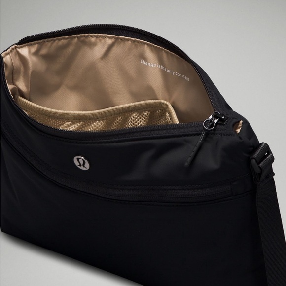 🚫SOLD🚫 LULULEMON Crossbody Bag & Changing Pad - Picture 4 of 5